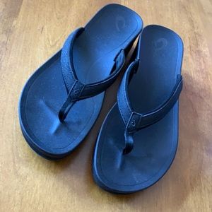 Women’s Olukai Black Wedge Thong Sandals, 10